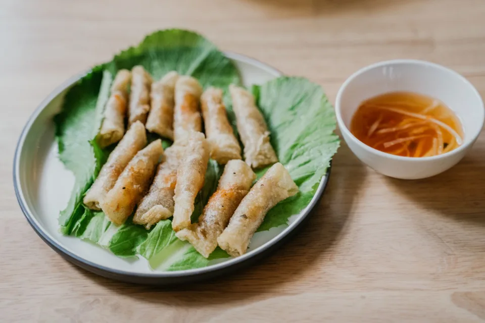 Góc ngồi buổi sáng — bàn gỗ cạnh cửa sổ, nắng nhẹ — sau