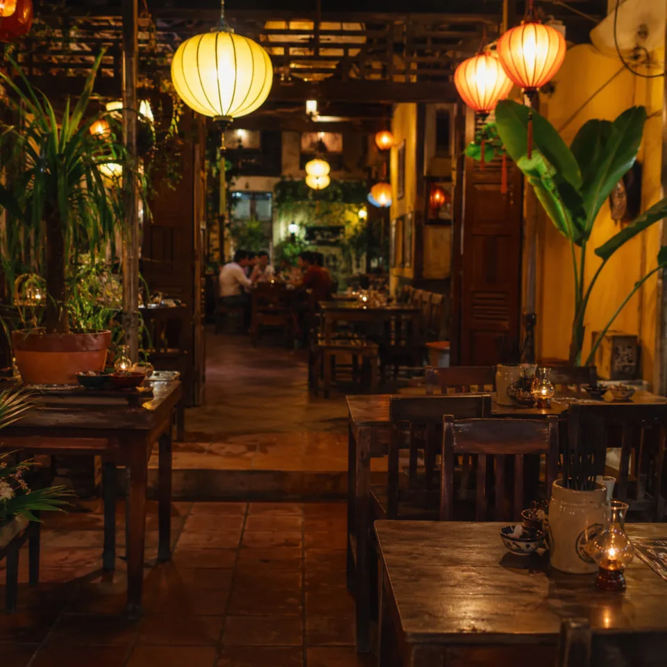 Ly cà phê sữa đá kèm bánh mì que — trước